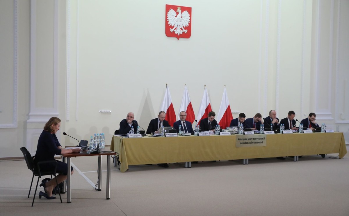 Komisja weryfikacyjna rozpoczęła rozprawę ogólną, ale bez Gronkiewicz-Waltz. "Triumfuje spektakl polityczny"