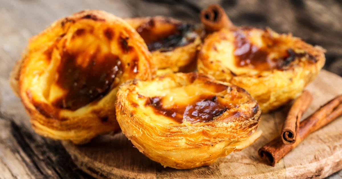 Portugalczycy się nimi zajadają, będą hitem każdej imprezy. Babeczki z masą budyniową urzekają smakiem