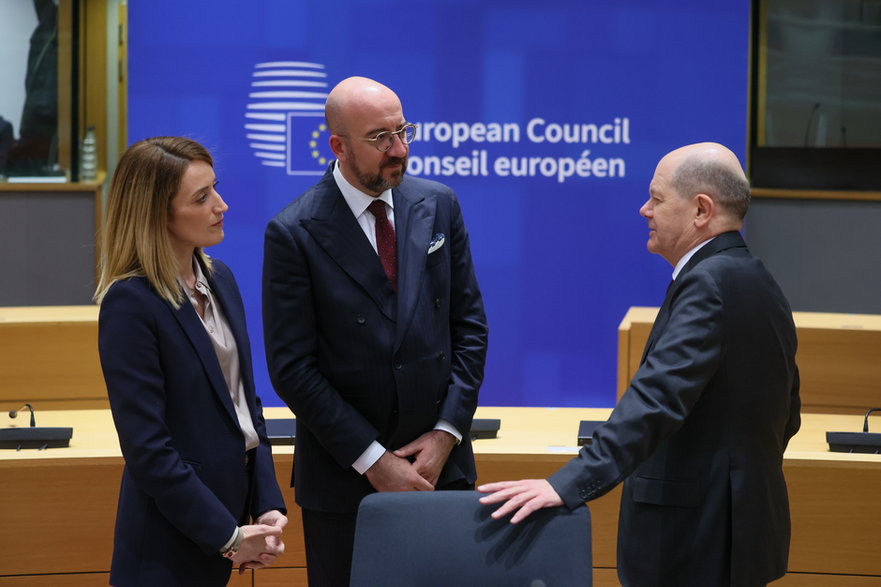 Charles Michel, przewodniczący Rady Europejskiej, Roberta Metsola, przewodnicząca Europarlamentu, oraz Olaf Scholz, kanclerz Niemiec. Bruksela, 18 kwietnia br.