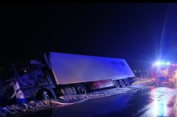 KAMIONDŽIJA IZ SRBIJE ZA DLAKU IZBEGAO SMRT Teška saobraćajna nesreća u Češkoj: Sudarilo se više kamiona, kabina potpuno smrskana