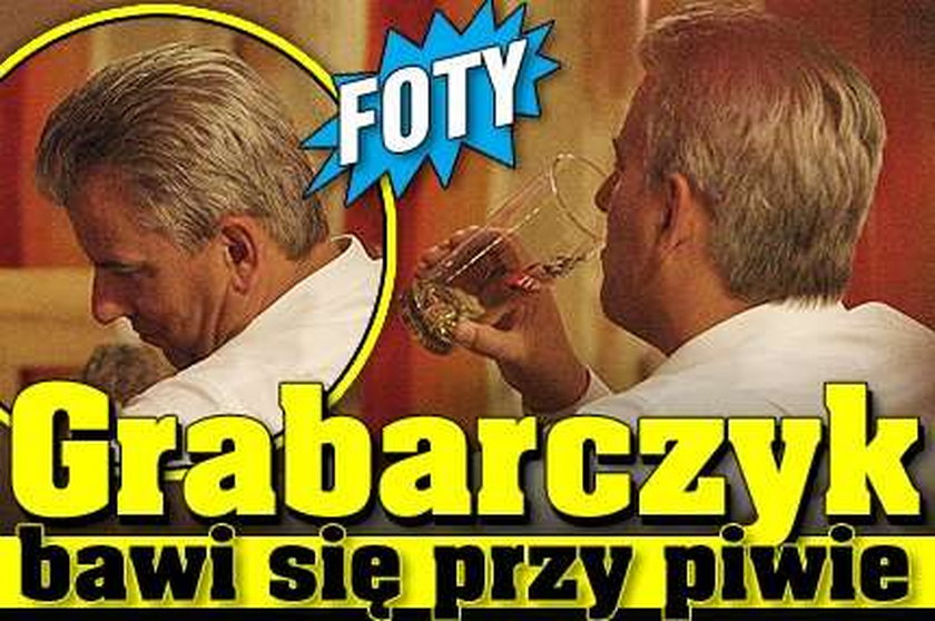 Grabarczyk bawi się przy piwie. FOTY