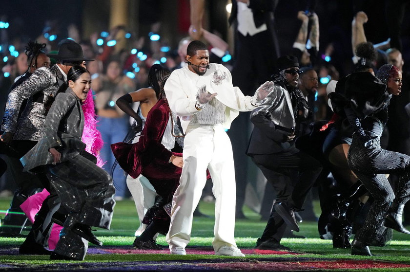 Usher podczas występu na Super Bowl. 