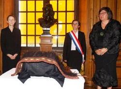 Pani ambasador uroczyście odebrała głowy