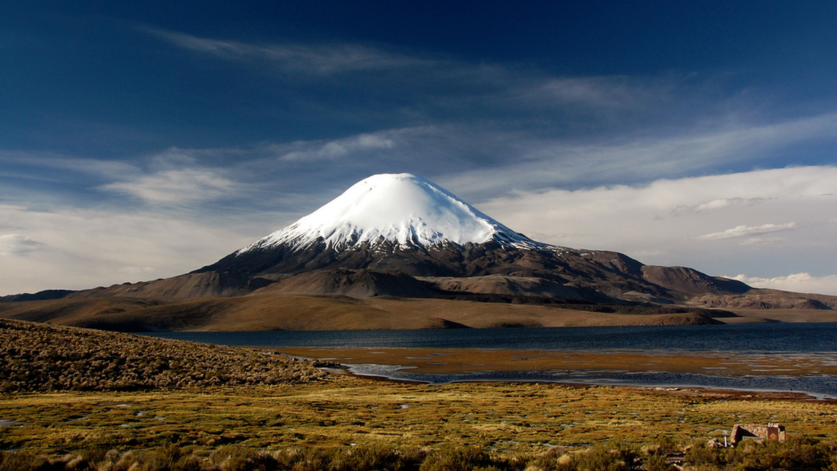 Choć Chile liczy zaledwie 18 mln ludzi (z czego 1/3 mieszka w stolicy Santiago de Chile), a pod względem powierzchni mieści się pod koniec czwartej dziesiątki krajów świata, to i tak jest to kraj "naj". Pod względem geograficznym posiada najbardziej zadziwiający stosunek długości do szerokości. Z północy na południe rozciąga się na długość 4,3 tys. km, podczas gdy w najwęższym miejscu, pomiędzy Pacyfikiem a andyjską granicą z Argentyną, liczy zaledwie 90 km.