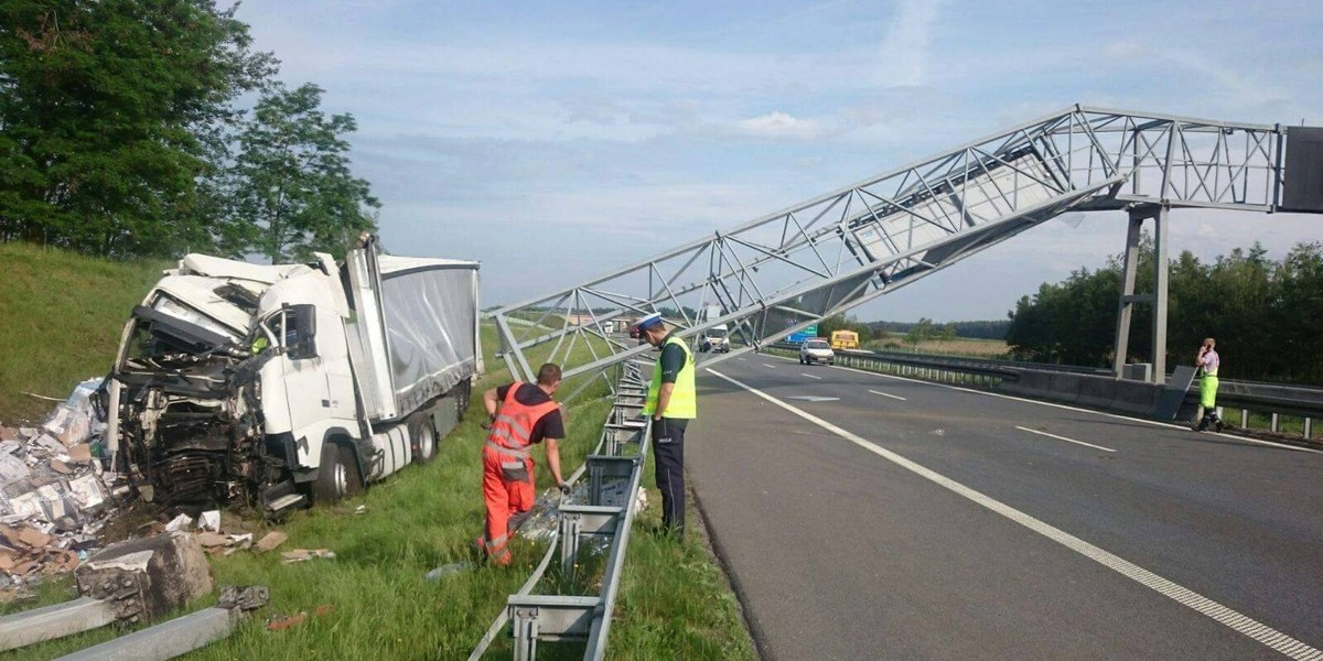 Tir staranował bramę informacyjną