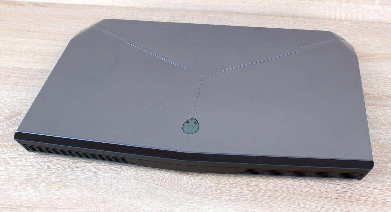Notebook má sci-fi nádych s podsvieteným logom