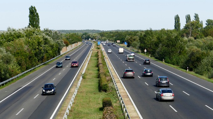 Fuldokló unokája miatt állt le az M7-esen, 100 ezerre büntették a nagymamát