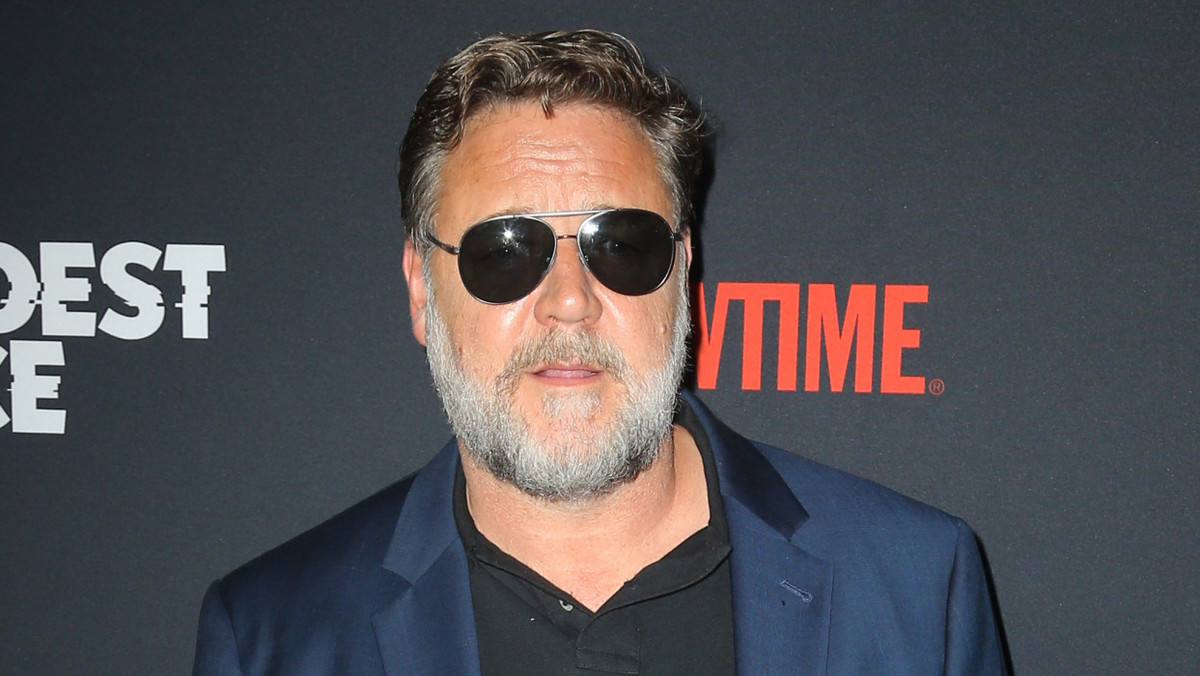 Russell Crowe w rozmowie z Sethem Meyersem opowiedział, dlaczego zawdzięcza swoją karierę w Hollywood Sharon Stone. - Walczyła o mnie jak lwica - mówił aktor.