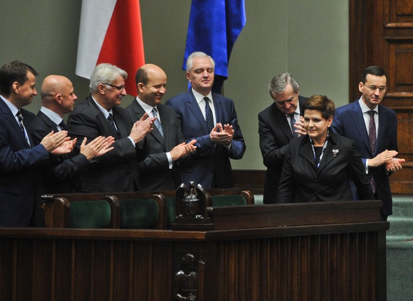 Na koniec roku PiS miażdży PO w sondażu