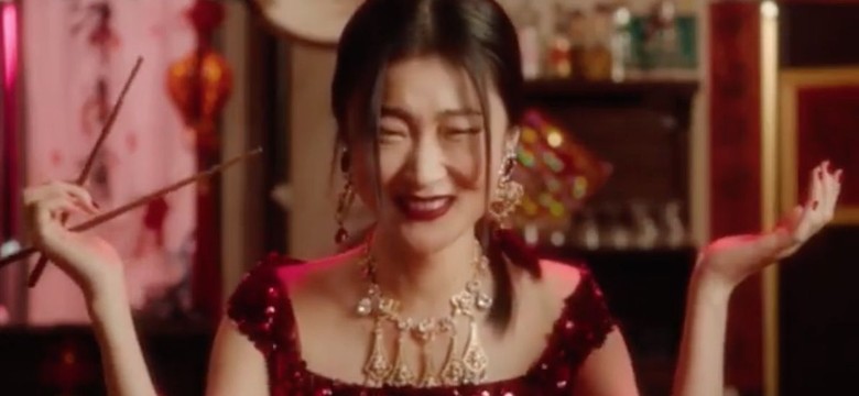 Znana marka wycofuje produkty z Chin po oskarżeniach o rasizm. Poszło o reklamę z Azjatką jedzącą pizzę pałeczkami