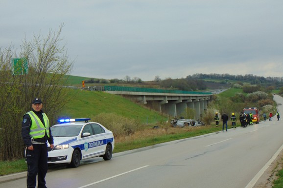 Pijani putnik toliko jako zagrlio vozača da ga je umalo UDAVIO! Zbog izliva ljubavi sleteli s puta, pa kažnjeni: Prekršaji i kazne za putnike u automobilu