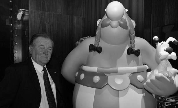 epa01890817 Cartoonist Albert Uderzo, author of Asterix, poses with the figure of one of his creations, Asterix's sidekick Obelix, during the presentation of a new book, in Paris, France 08 October 2009, coinciding with the 50th anniversary of both characters. EPA/MAXPPP/DANIEL FOURAY FRANCE OUT --- BELGIUM OUT Dostawca: PAP/EPA.