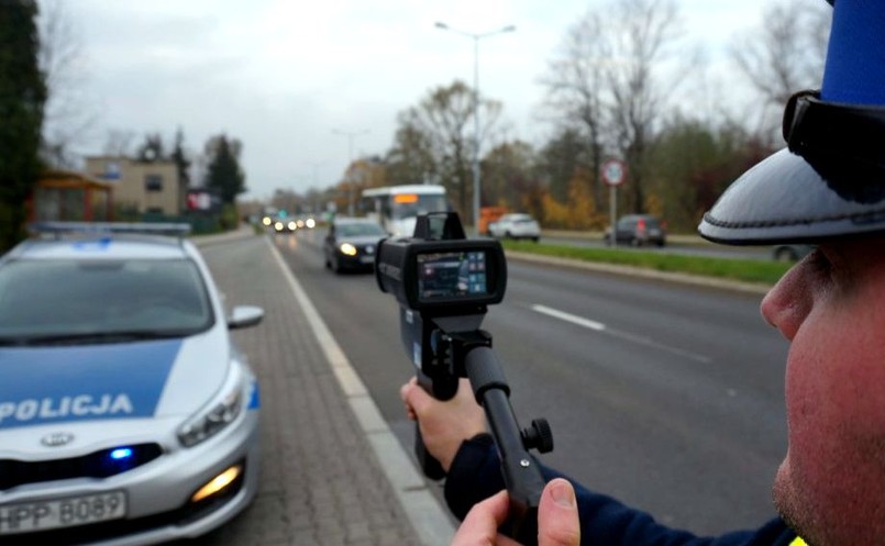 Urządzenie rejestruje cały cykl pomiaru prędkości oraz pozwala nałożyć mandat, np. za brak pasów lub rozmowy przez telefon