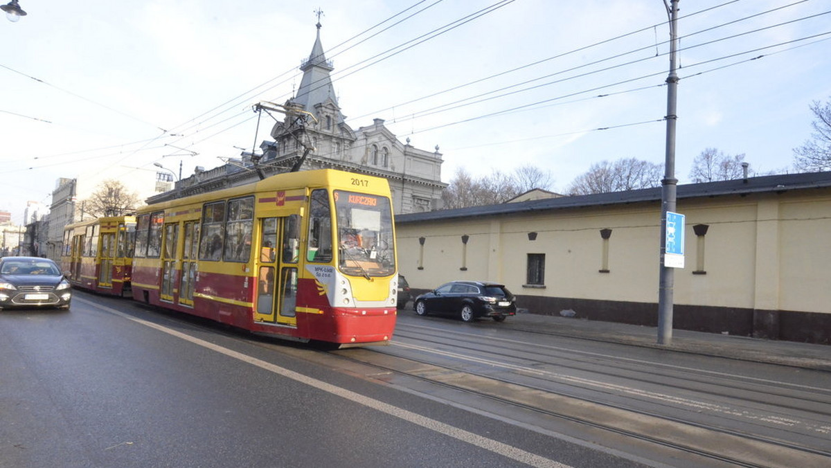 Dwa centra przesiadkowe komunikacji miejskiej powstaną w sąsiedztwie kolejowego dworca Łódź Kaliska. Jedno z nich znajdzie się w ciągu al. Włókniarzy pod estakadą, drugie na al. Bandurskiego. Oba będą obsługiwały ruch tramwajowy i autobusowy.