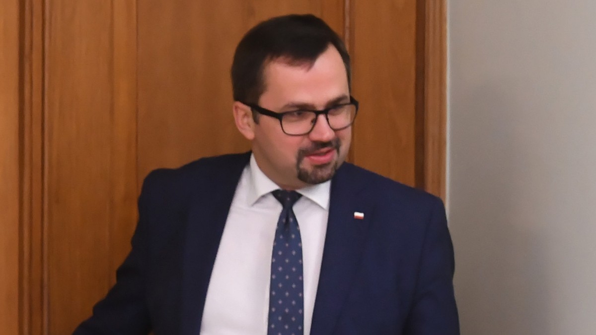 "Sensacyjne zeznania minister Chojny-Duch. Lobbyści z gabinetem w MF, na nieformalnych spotkaniach w KPRM, biznes podatkowy pisze ustawy" - napisał na Twitterze przewodniczący komisji ds. VAT poseł Marcin Horała, który skomentował w ten sposób zeznania wiceminister finansów z rządu PO-PSL Elżbiety Chojny-Duch.