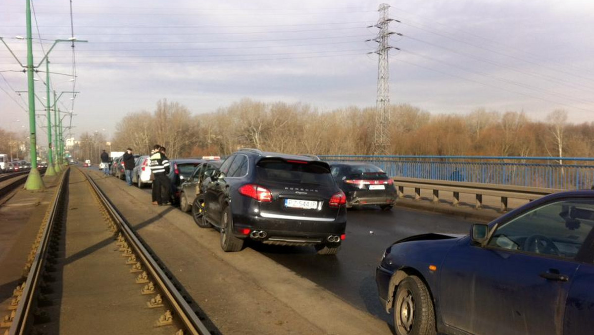Na moście Przemysła I w Poznaniu kilka minut po godz. 8 zderzyło się dziewięć samochodów. Na szczęście nikomu nic się nie stało. Poważniejszy wypadek miał miejsce na drodze krajowej nr 92 oraz obwodnicy Murowanej Gośliny, gdzie poszkodowanych kierowców zabrał do szpitala śmigłowiec LPR.