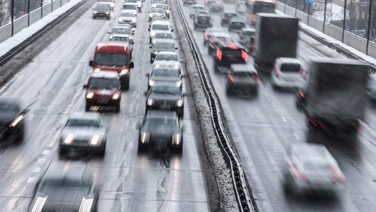 Wszystkie drogi krajowe są przejezdne - poinformowała dzisiaj Główna Dyrekcja Dróg Krajowych i Autostrad w porannym komunikacie. Kierowcy muszą jednak uważać na opady śniegu lub deszczu w woj. południowych i północnych.