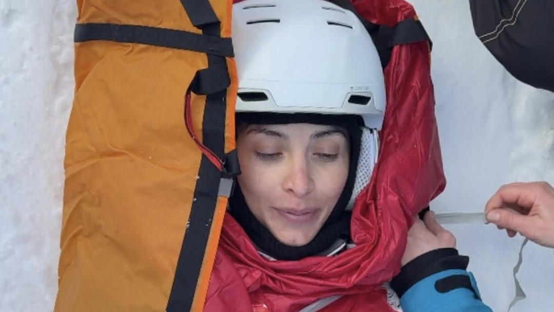 Influencerka Naty Kerny si na horách spôsobila úraz kolena. 