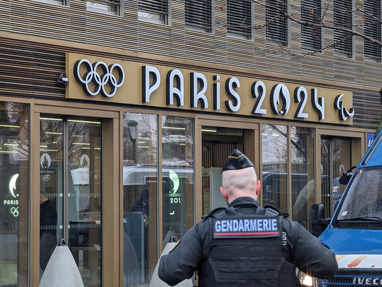 Policjant przed jednym z biur komitetu organizacyjnego Igrzysk Olimpijskich. Saint-Denis, 17 stycznia br.