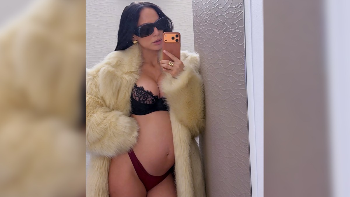 (FOTO) TRUDNA EDITA U ČIPKASTOM BRUSU I GAĆICAMA Pokazala stomak u šestom mesecu: Puca od samopouzdanja