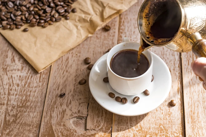 Paradoksalno: više kafe povezano je sa manjim rizikom od visokog krvnog pritiska, dok ga do tri šolje dnevno mogu povećati