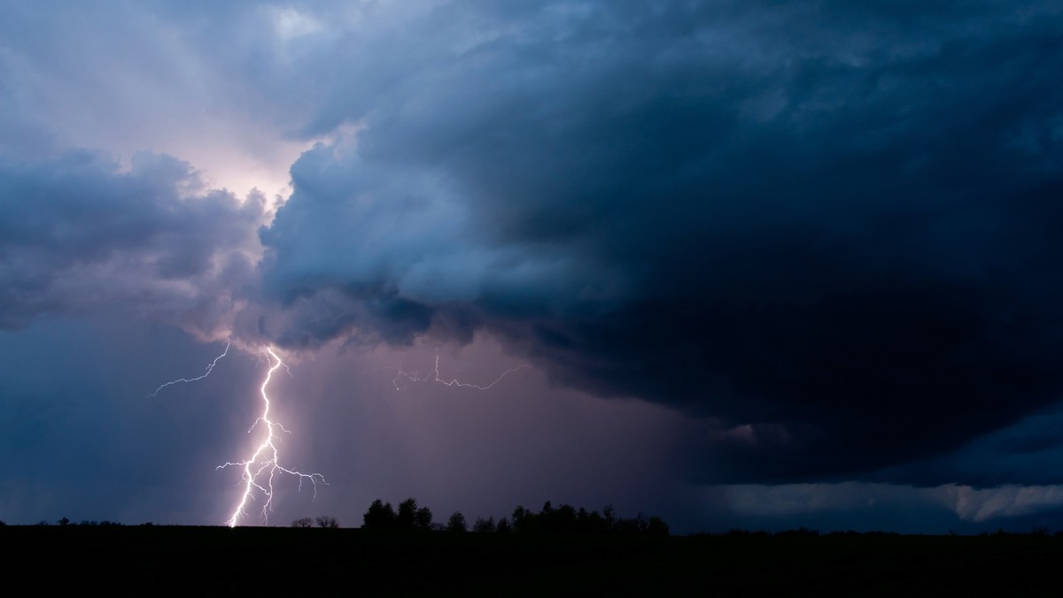 Instytut Meteorologii i Gospodarki Wodnej wydał ostrzeżenia pierwszego stopnia przed intensywnymi opadami deszczu oraz burzami dla niemal połowy kraju.