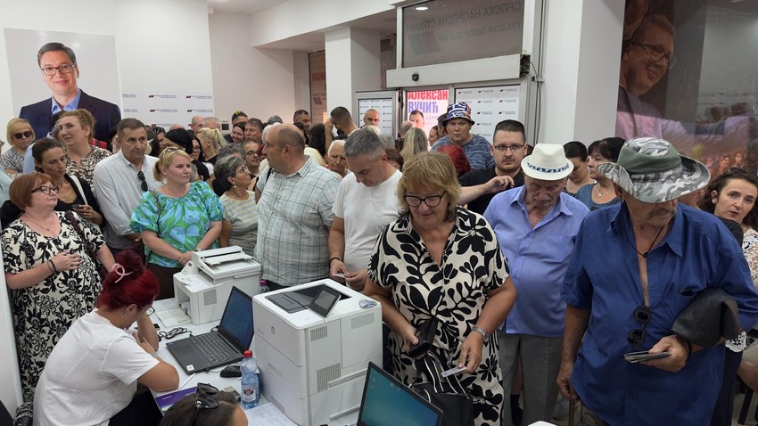 građani potpisima daju podršku listi Aleksandra Vučića