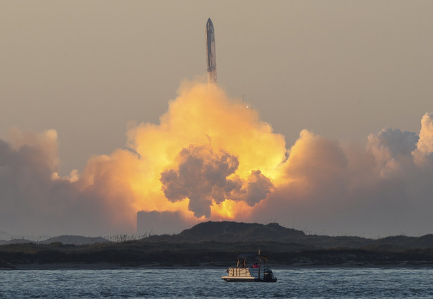 Start rakiety wynoszącej statek Starship z bazy Boca Chica