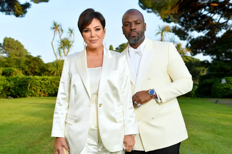 Kris Jenner z partnerem Corey&#39;em Gamble uczestniczą w gali podczas festiwalu w Cannes 2019 r. (Zdjęcie: Pascal Le Segretain / amfAR / Getty Images dla amfAR)