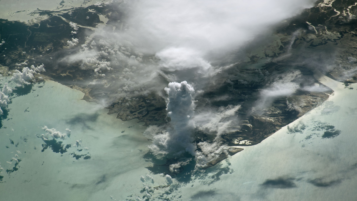 Niezwykłe zdjęcie ogromnej pionowej chmury zrobił astronauta przebywający na Międzynarodowej Stacji Kosmicznej. Wznosiła się ona nad wyspą Andros na Oceanie Atlantyckim.