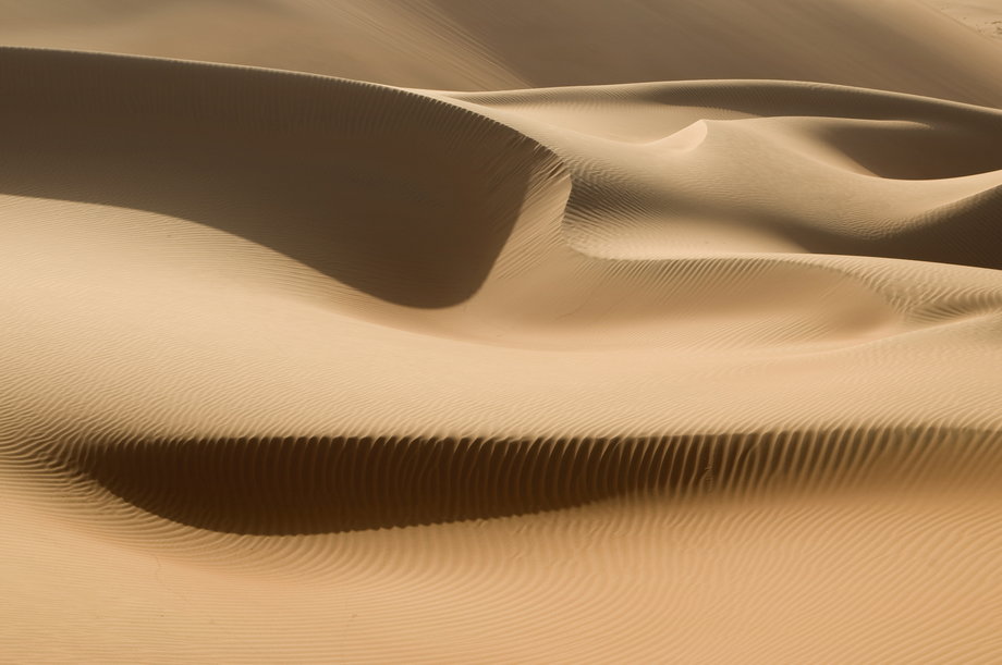 Widok pustynnych wydm potrafi zapierać dech, Oman