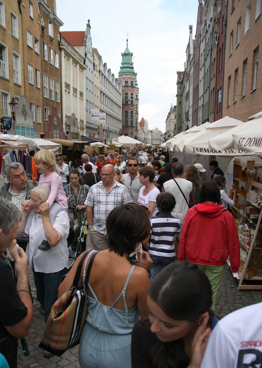 Tłum ludzi na Jarmarku św. Dominika w Gdańsku