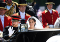 Książę i księżna Sussex Harry i Meghan podczas przejazdu ulicami Windsoru