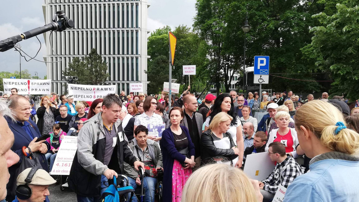 "Chcemy godnie żyć!" - krzyczeli uczestnicy manifestacji osób niepełnosprawnych, którzy protestują dziś w Warszawie. Kilkaset osób przeszło w marszu przez centrum stolicy. Protestujący uważają, że ostanie obietnice rządu są niejasne i nieprecyzyjne i żądają m.in. dodania 500 zł do renty socjalnej.