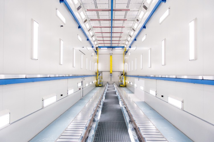 Poza tym, w październiku LG Chem ogłosił decyzję o rozpoczęciu budowy pierwszej w Europie fabryki, w której będą masowo produkowane baterie do samochodów elektrycznych. Inwestycja o wartości ponad 1,3 mld zł, powstanie w podwrocławskiej gminie Kobierzyce, a jej efektem będzie m. in. ponad 700 nowych miejsc pracy.<br><br> (kru) PAP/Maciej Kulczyński