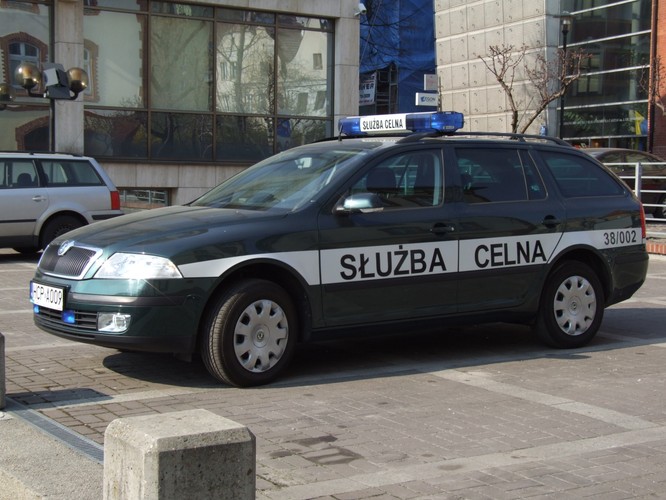 <b>Co z emeryturami celników?</b>
<br>
<br>
Ze swoich uprawnień emerytalnych nie są natomiast zadowoleni celnicy. Celnicy nadal czekają na wykonanie wyroku Trybunału Konstytucyjnego z marca 2015 roku, zgodnie z którym zróżnicowanie sytuacji prawnej funkcjonariuszy Służby Celnej względem innych służb mundurowych jest arbitralne i dyskryminujące.
<br>
<br>
Od tego czasu celnicy mają nadzieję, że zostaną objęci emeryturami mundurowymi, jednak ani poprzedni, ani nowy rząd Beaty Szydło jeszcze nie rozwiązał tego problemu. Tymczasem celników niepokoją propozycje Ministerstwa Finansów, które zakładają, że emerytury mundurowe miałyby przysługiwać tylko m. in. celnikom zajmującym się zwalczaniem przestępczości oraz pracującym w oddziałach granicznych.
<br>
<br>
Celnicy chcą, by system emerytur mundurowych objął wszystkich funkcjonariuszy. Sprzeciwiają się również połączeniu służby celnej, izb skarbowych i urzędów kontroli skarbowej w skonsolidowanej instytucji pod nazwą Krajowej Administracji Skarbowej od 2017 r. <a  href=