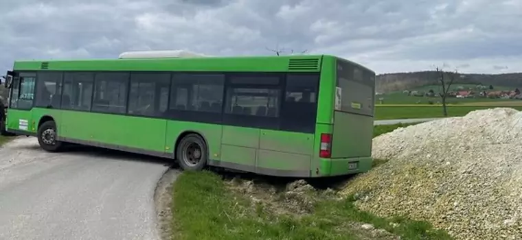 W krótkim czasie trzy razy zjechał autobusem z drogi. Zaskakujące wytłumaczenie