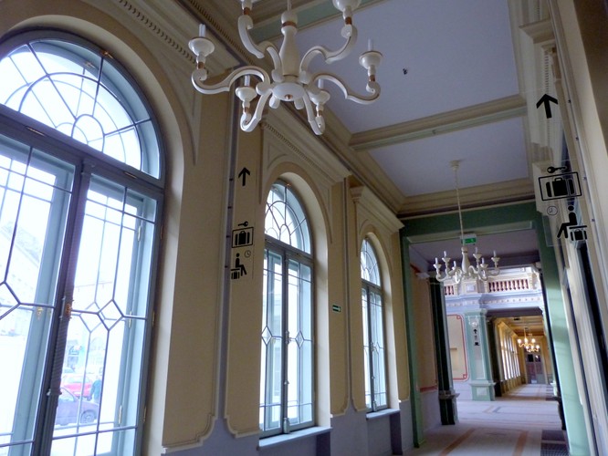 Podczas ostatniego remontu, który zakończył się na początku 2012 roku,  odnowiono wszystkie detale architektoniczne, takie jak herby i obrazy, złocenia, stiuki, kolumny, czy okucia blacharskie.