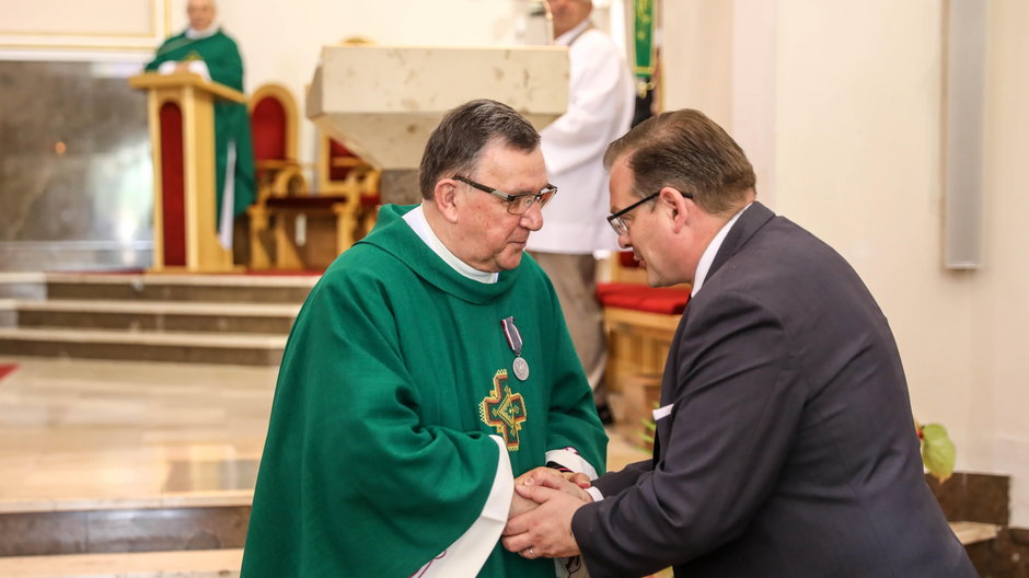 Skarżysko-Kamienna, 06.06.2021. Szef Urzędu do Spraw Kombatantów i Osób Represjonowanych Jan Józef Kasprzyk (P) i proboszcz parafii Matki Bożej Ostrobramskiej ks. prałat dr Jerzy Karbownik (L) 