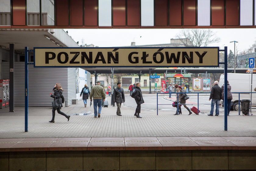 Tablica na dworcu PKP w Poznaniu