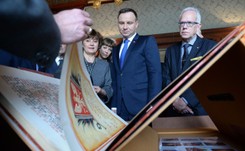 Prezydent Duda obejrzał w USA kolekcję życzeń Polaków dla Amerykanów z 1926 roku. 'Niebywałe dzieło'