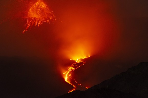 (FOTO, VIDEO) ERUPTIRALA ETNA, ŠIRI SE GUST DIM! Obustavljeni letovi: Pukotina snažno izbacuje pepeo