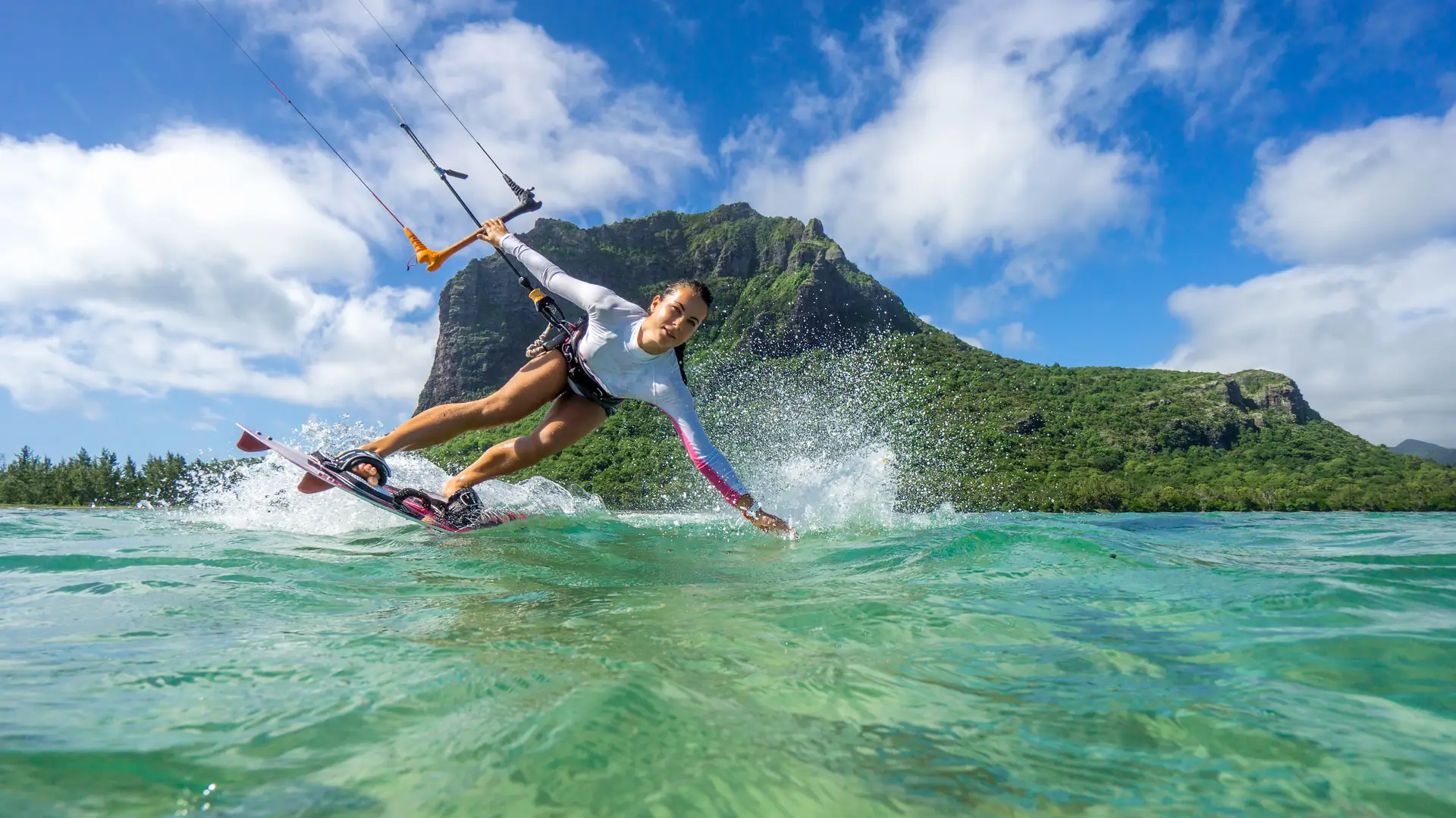 Kitesurfing – na czym polega ten sport i gdzie można go uprawiać w Polsce