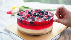 Naprawdę prosty sernik bez pieczenia. Zrobisz go na bazie kultowych serków