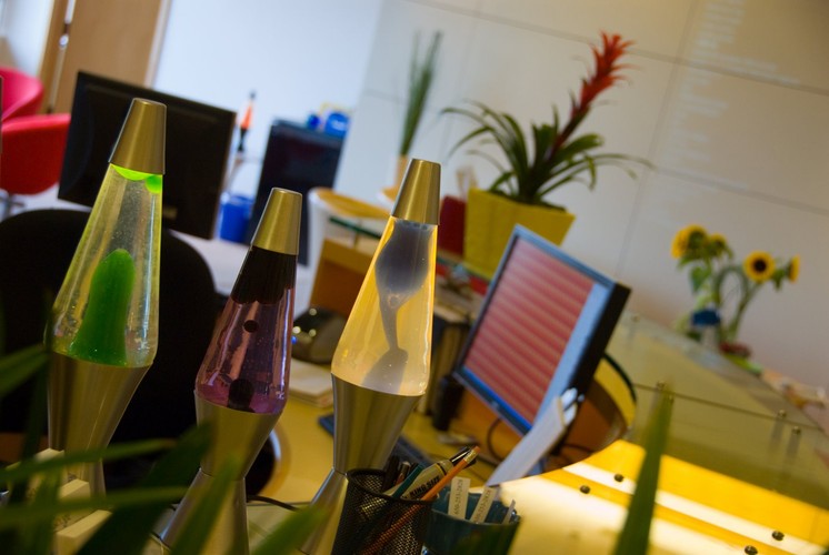 Stanowisko pracy w oddziale Google w Kirkland/Seattle, USA.