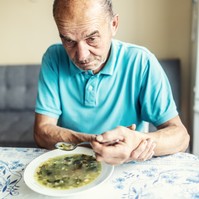 Pécsi orvosok interneten keresztül irányítják az agyi pacemakert a Parkinson-kóros betegeken