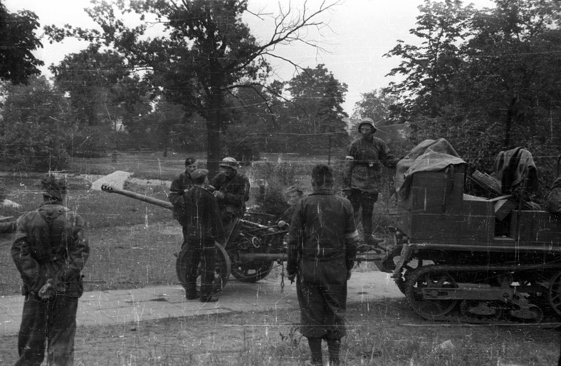 Powstańcy z Batalionu "Chrobry I" z niemieckim działkiem przeciwpancernym zdobytym na Muranowie. 11–13 sierpnia 1944 r. 