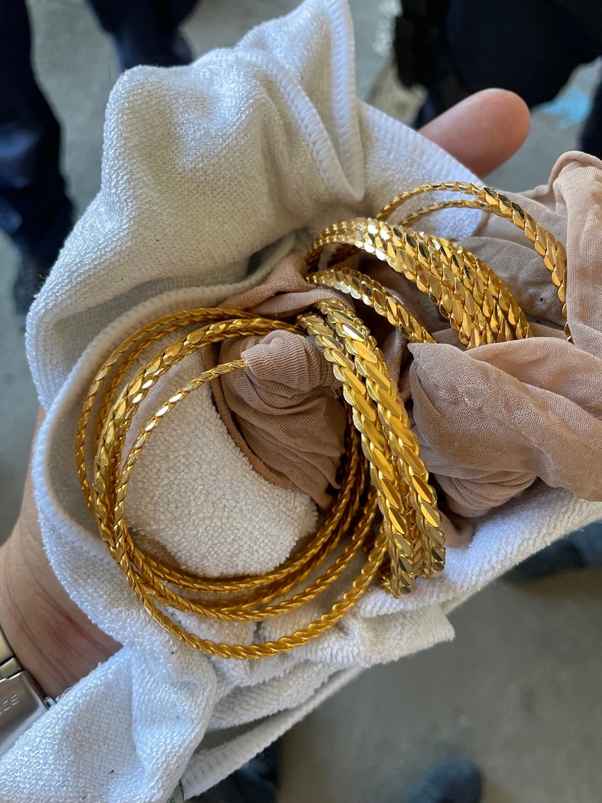 Zlatni nakit skriven iza akumulatora, na GP Gradina