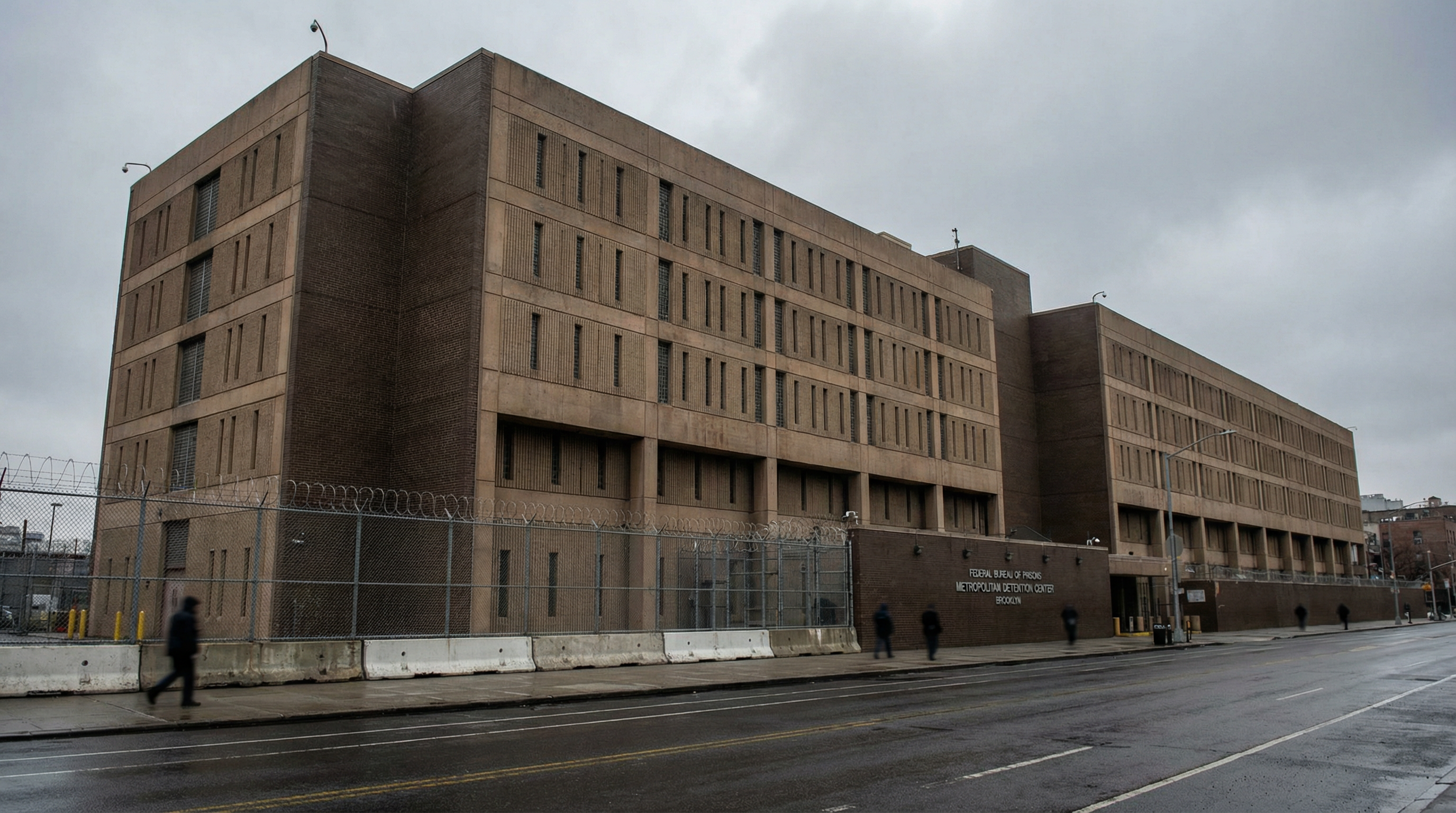 En sudadera y sandalias: Maduro llega al temido MDC Brooklyn