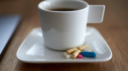 Na jakie suplementy diety warto postawić, a jakich unikać? [WYJAŚNAMY]